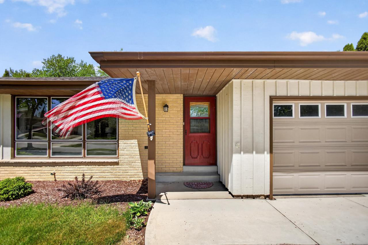 508 Whitegate Dr, Saukville, WI 53080