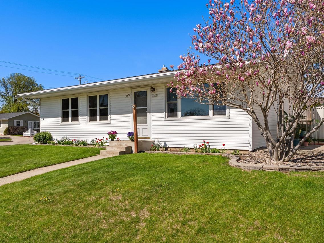 1422 S 35th St, Manitowoc, WI 54220