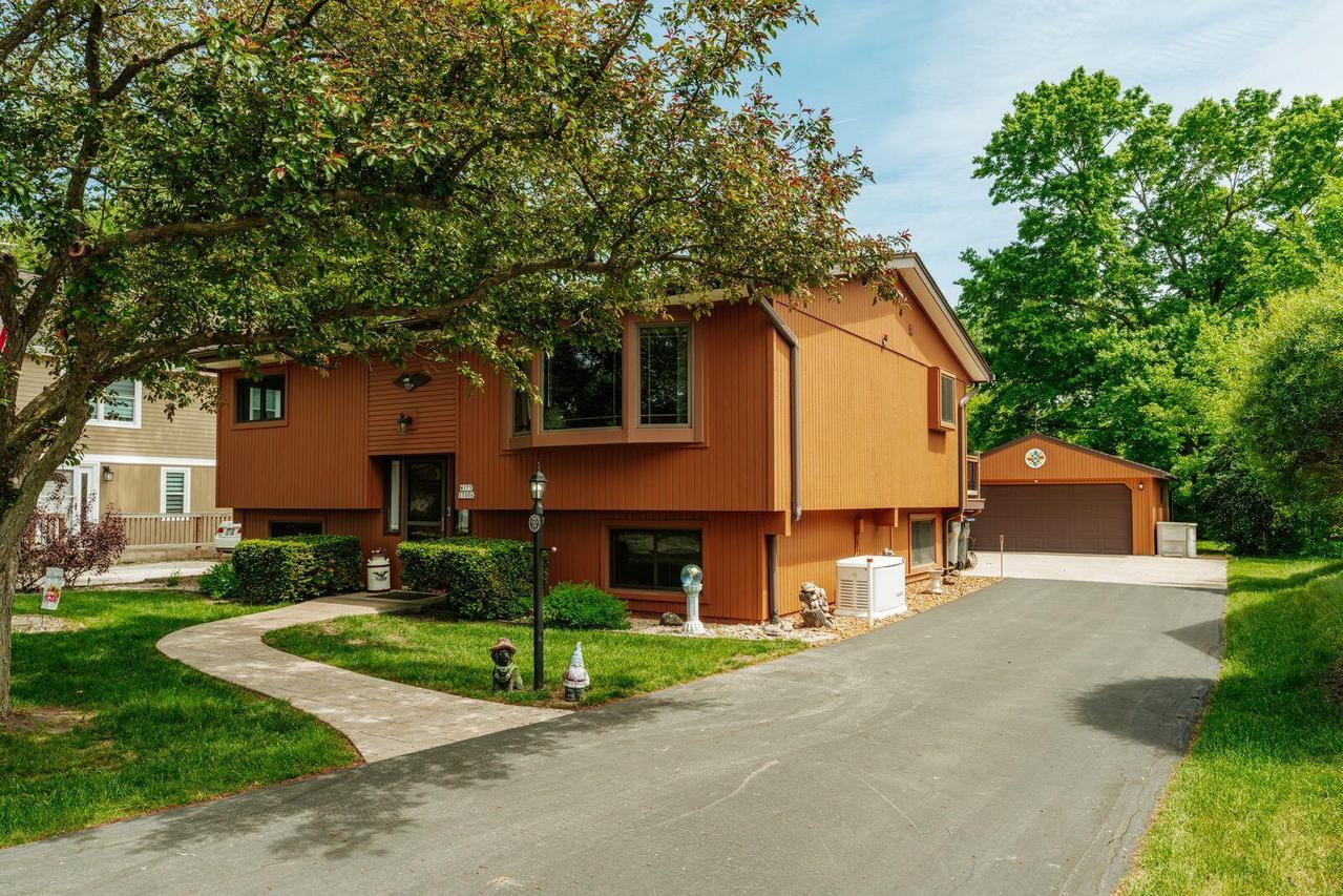 W175S7006 Hiawatha Dr, Muskego, WI 53150