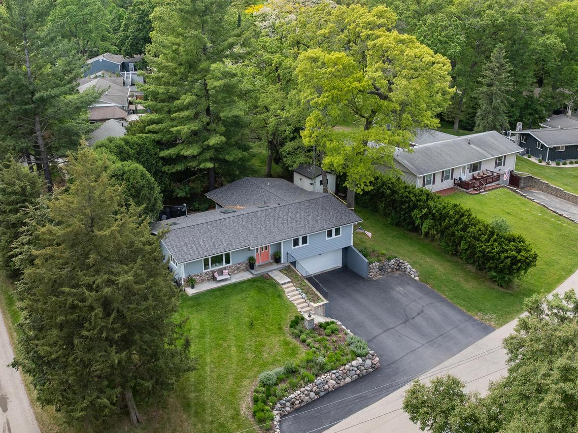 860 Trails End Dr, Fontana, WI 53125