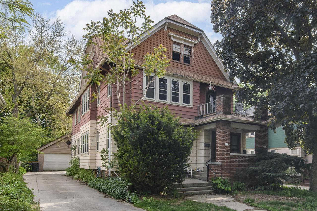 6221 W Lloyd St #6223, Wauwatosa, WI 53213