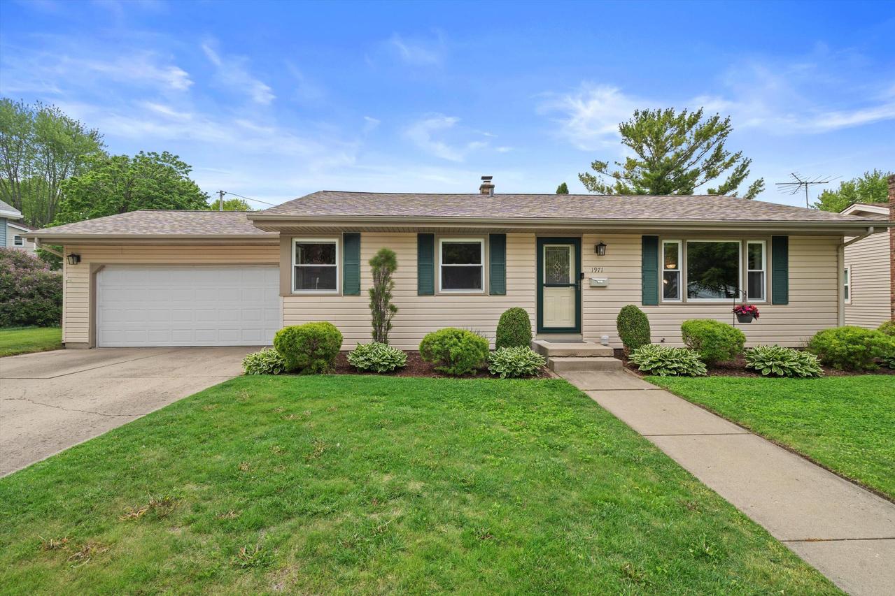 1971 Cascade Dr, Waukesha, WI 53188