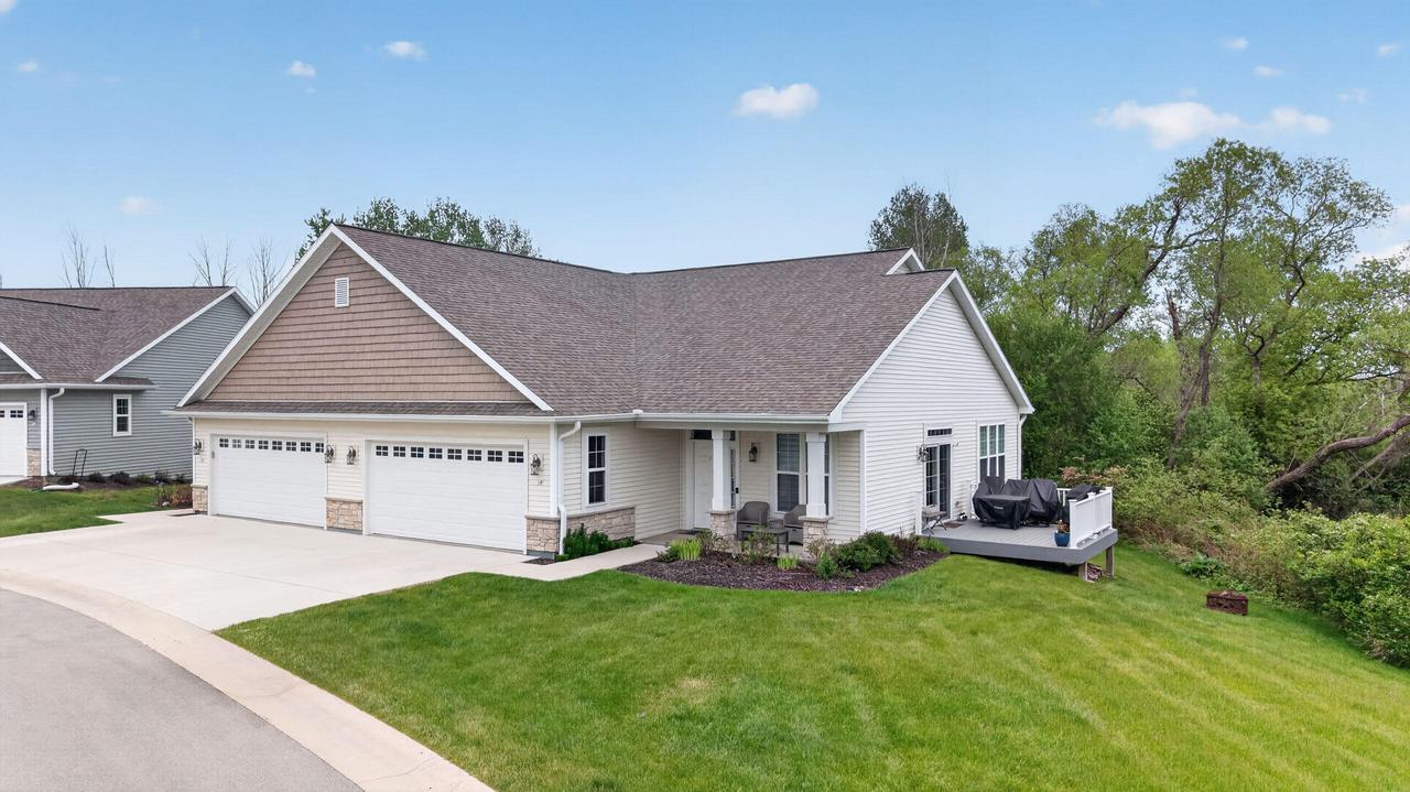 18 Briarknoll Cir, Saukville, WI 53080