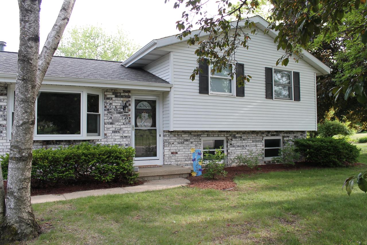 909 Country Ln, Watertown, WI 53098