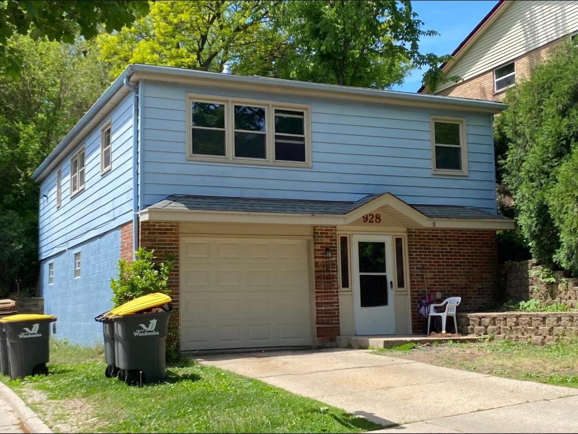 928 Aurora St, Waukesha, WI 53186