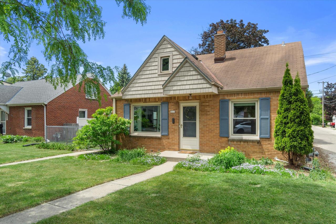 3057 N 80th St, Milwaukee, WI 53222