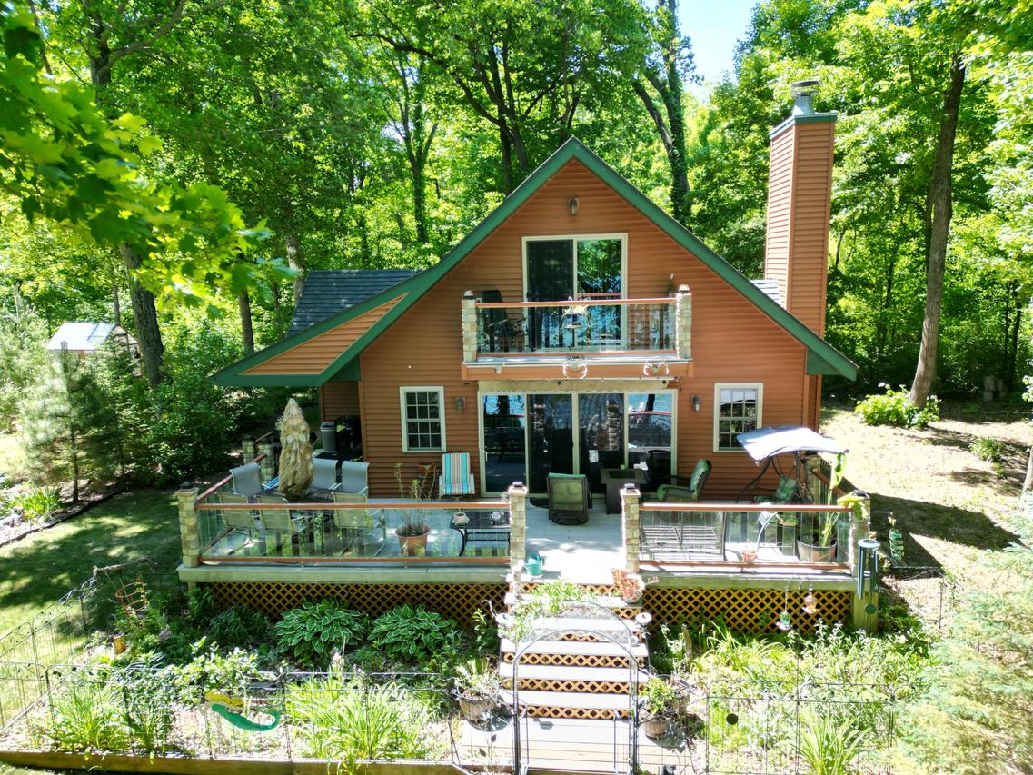 1614 N Sugar Island, Summit, WI 53066