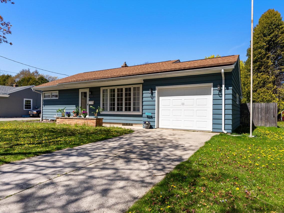 2018 Menasha Ave, Manitowoc, WI 54220