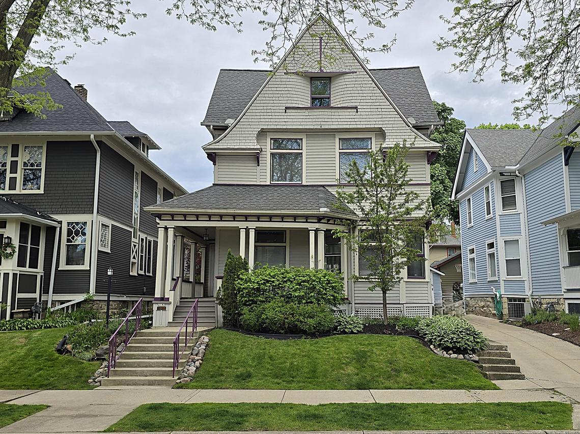 2745 N Summit Ave, Milwaukee, WI 53211