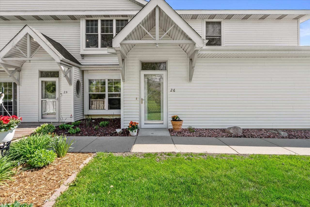 6235 S Creekside Dr #26, Cudahy, WI 53110