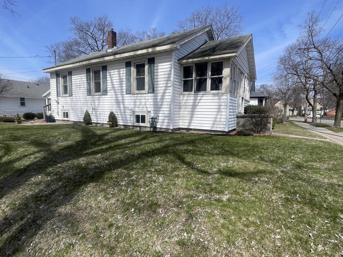 1324 S 16th St, La Crosse, WI 54601