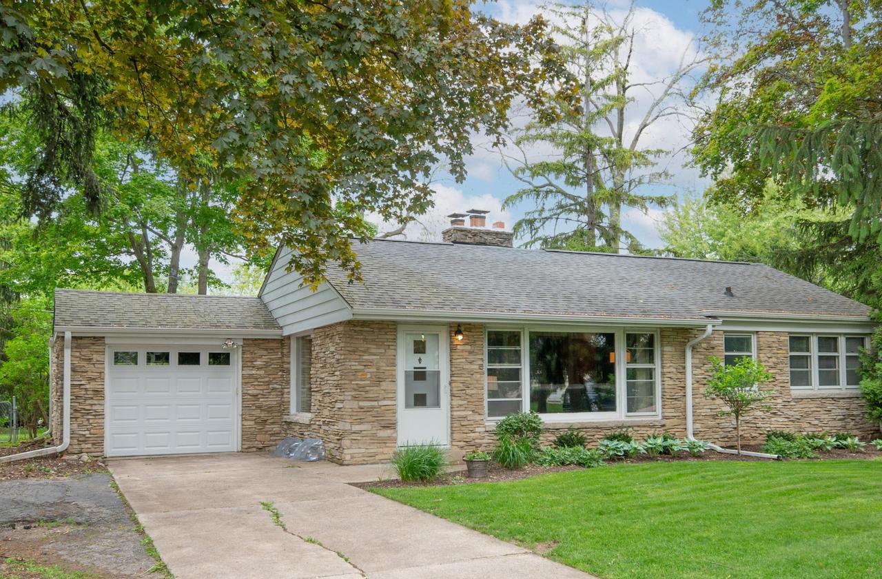 215 Leanore Ln, Brookfield, WI 53005