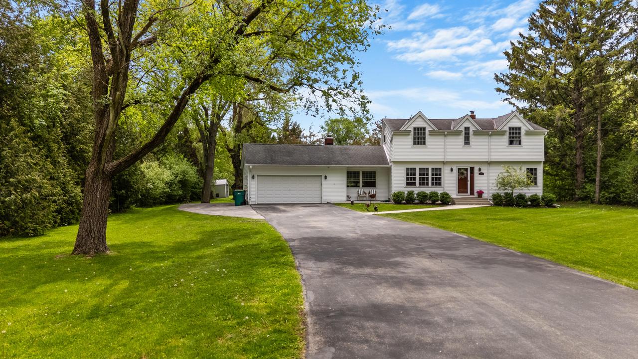 1627 W Fiesta Ln, Mequon, WI 53092