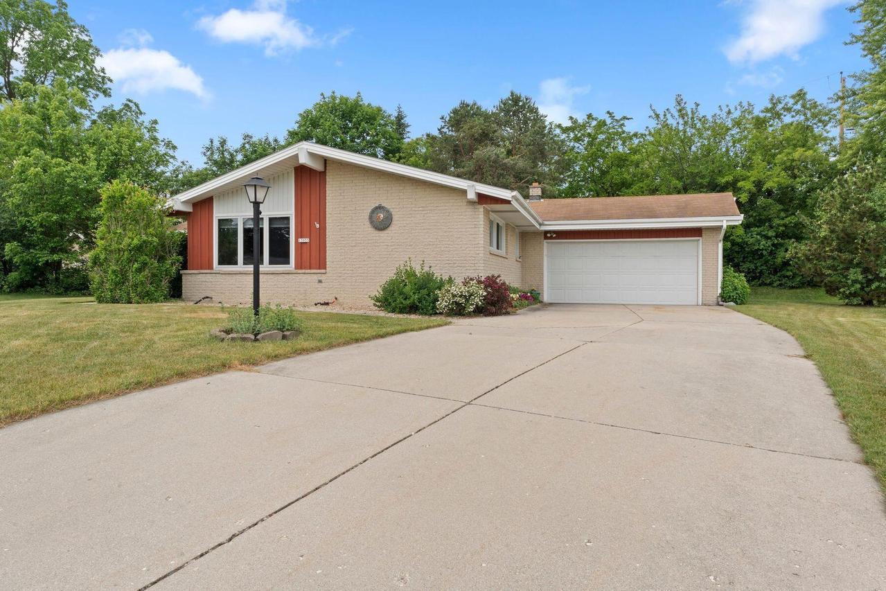 13955 W Forest Knoll, New Berlin, WI 53151
