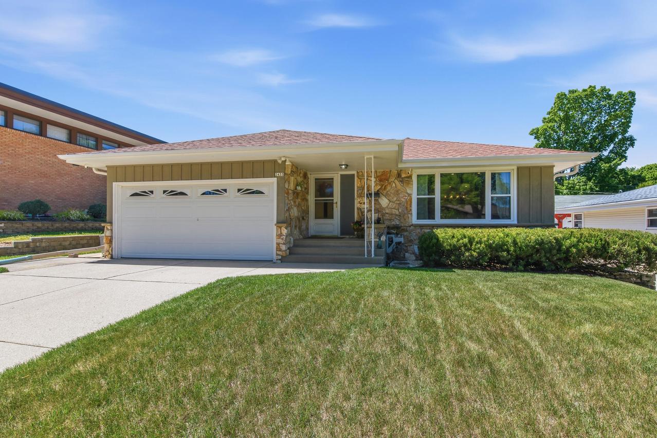 2433 S 93rd St, West Allis, WI 53227