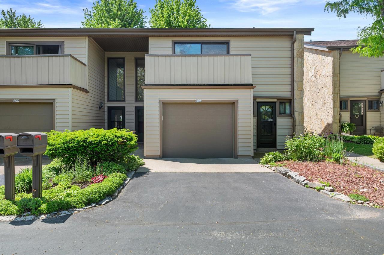 972 Valentine Rd, Oconomowoc, WI 53066