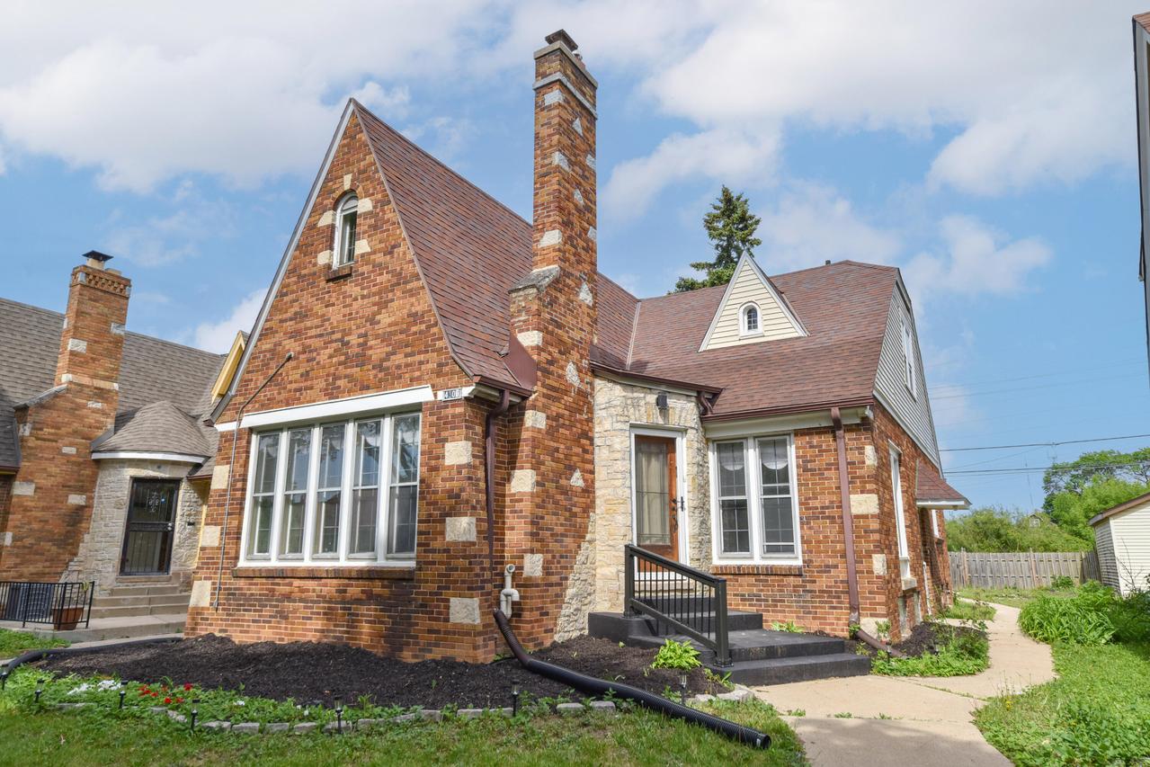 4306 N 21st St, Milwaukee, WI 53209
