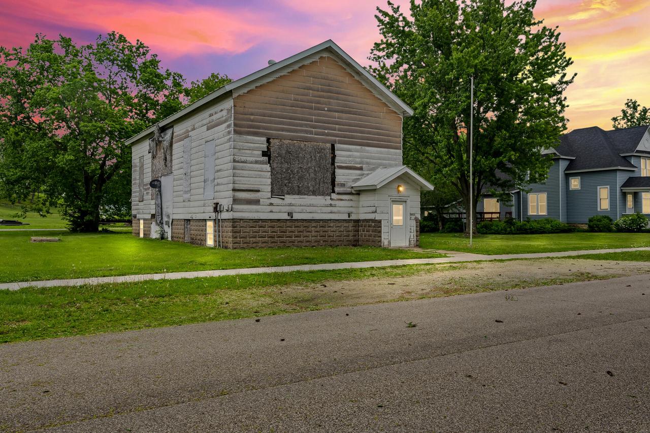 24372 4th St, Trempealeau, WI 54661