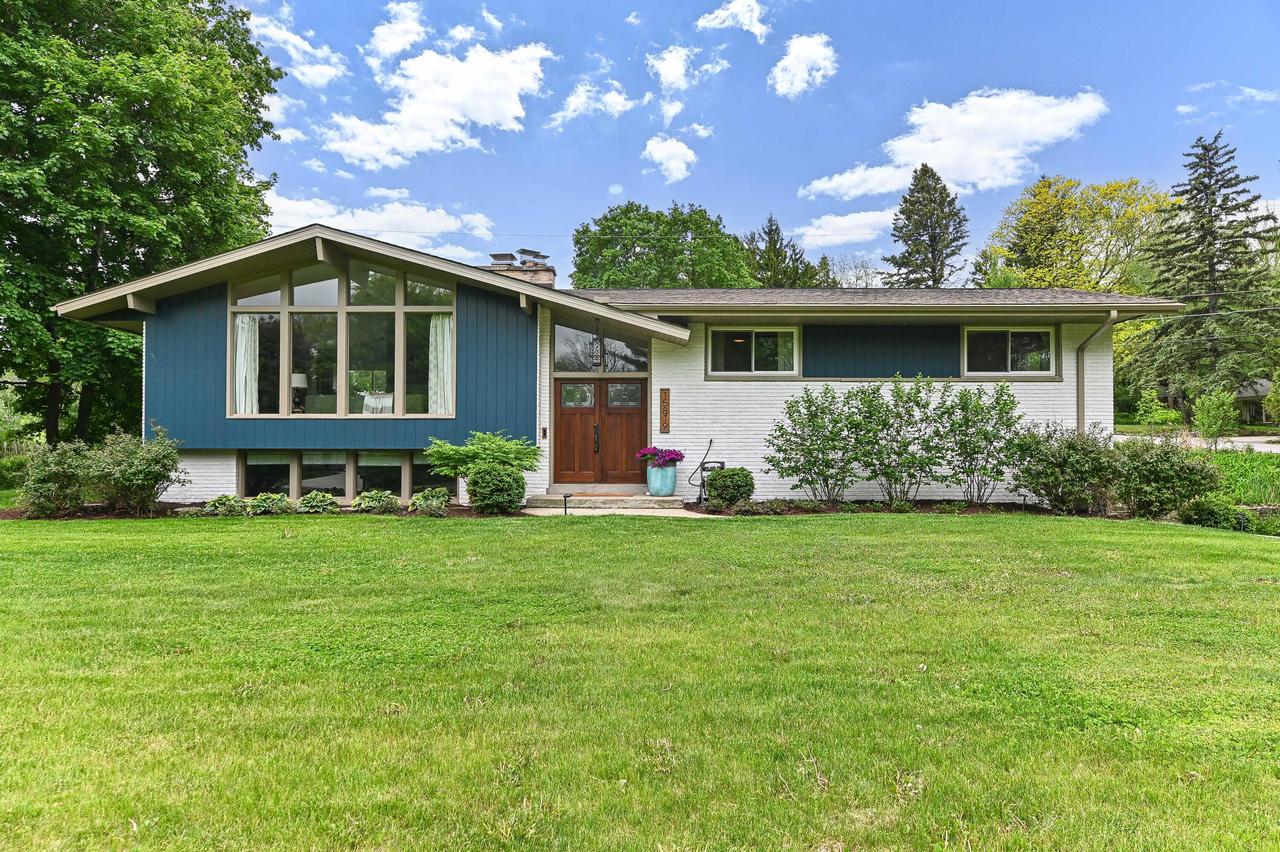 N63W15819 Claremore Cir, Menomonee Falls, WI 53051