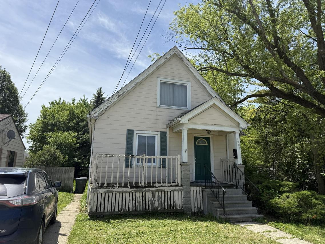 1925 E Saint Francis Ave, Saint Francis, WI 53235