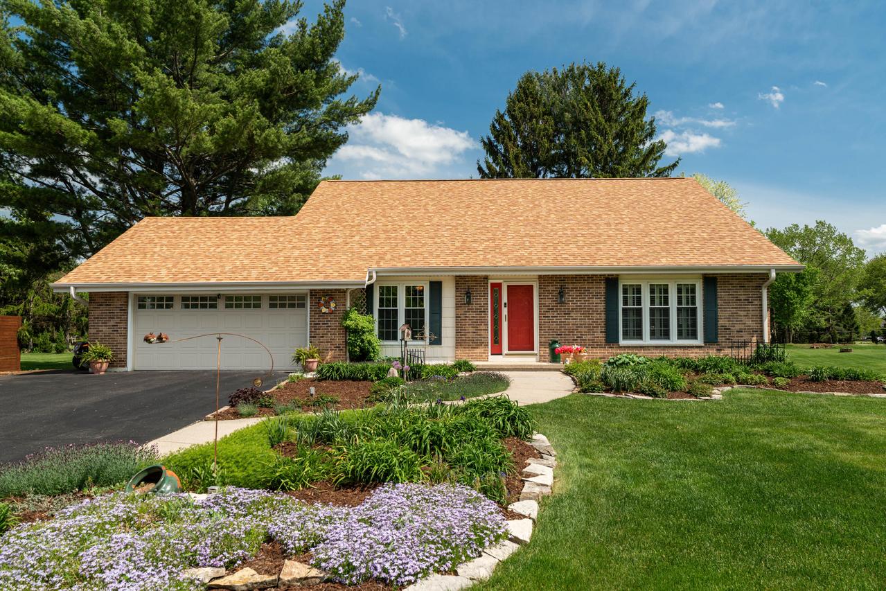 W356N6054 Anchor Ct, Oconomowoc, WI 53066
