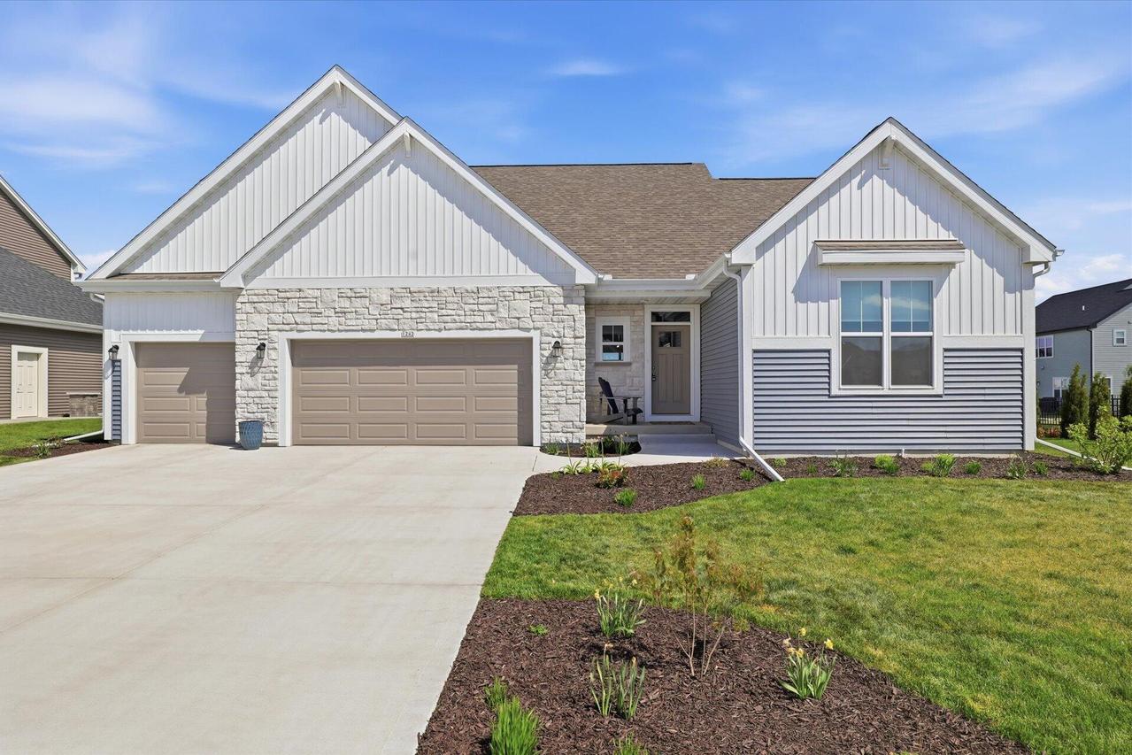 1242 Green Tree Dr, Oconomowoc, WI 53066