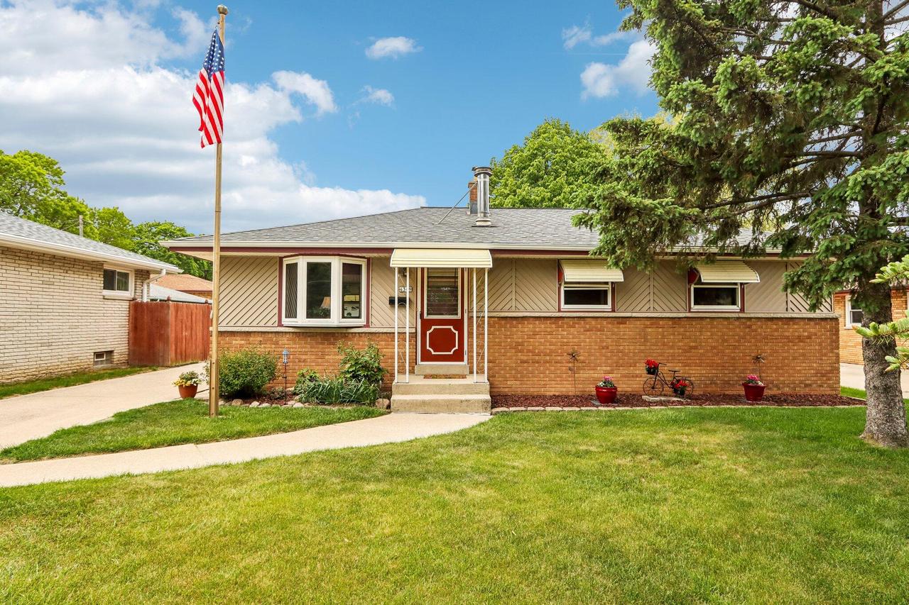 4369 S Nicholson Ave, Saint Francis, WI 53235