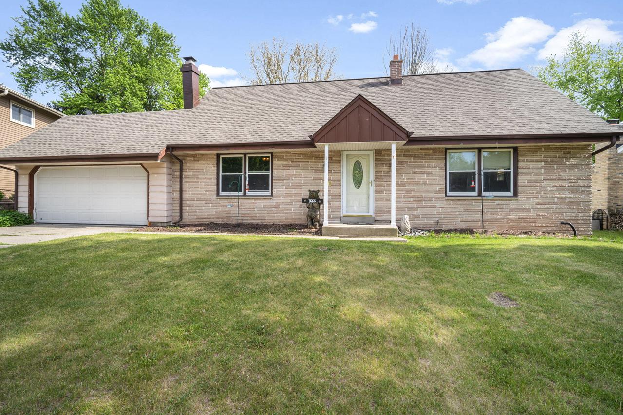 1666 Dellwood Ct, Grafton, WI 53024