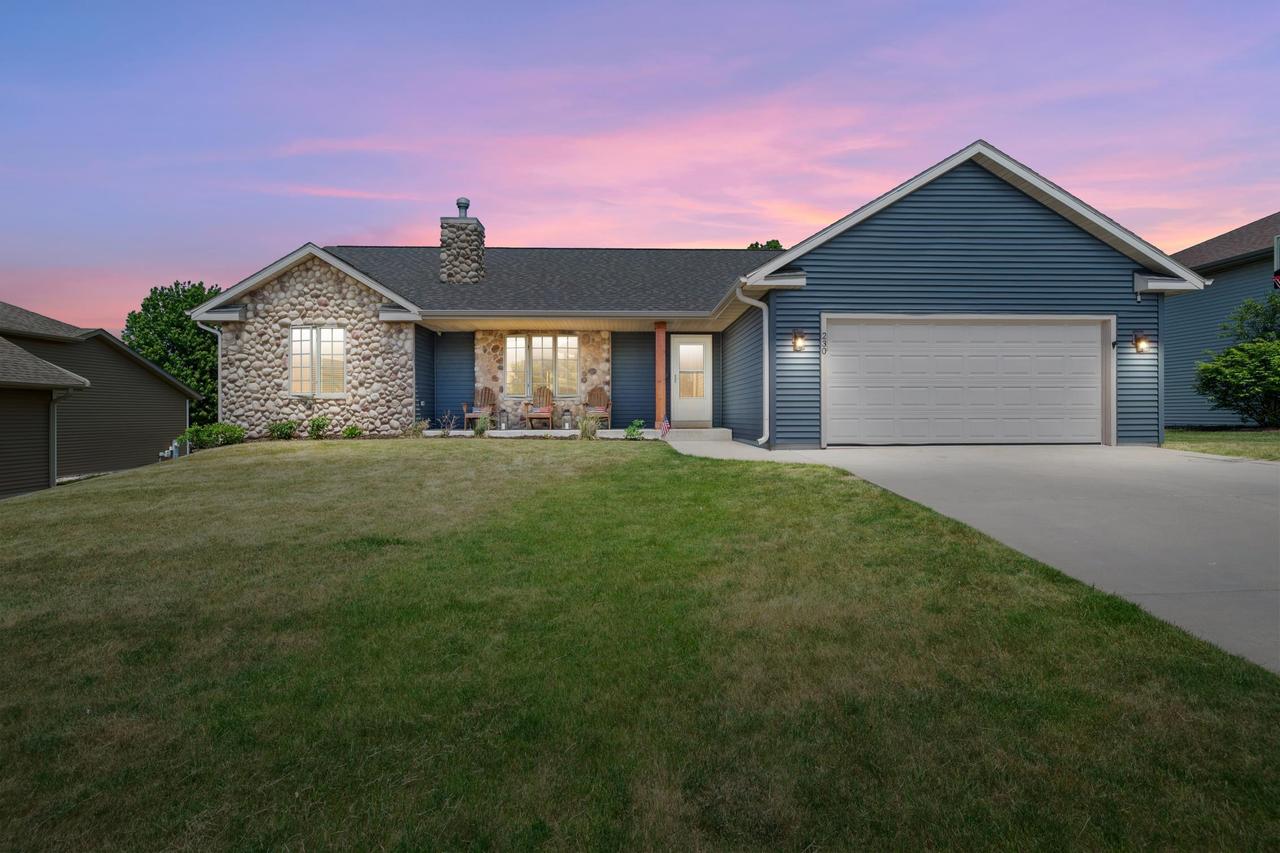 230 Thurow Dr, Oconomowoc, WI 53066