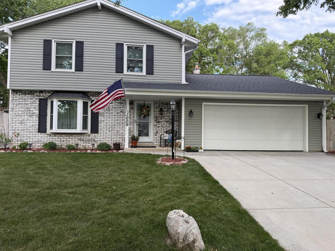 1009 Canterbury Ln, Waukesha, WI 53188