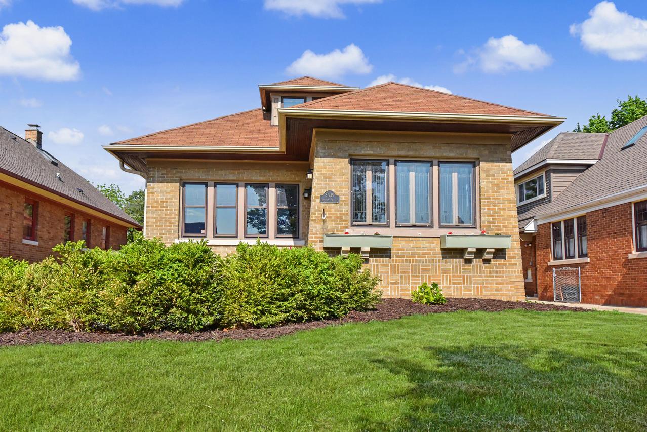 2439 N Lefeber Ave, Wauwatosa, WI 53213