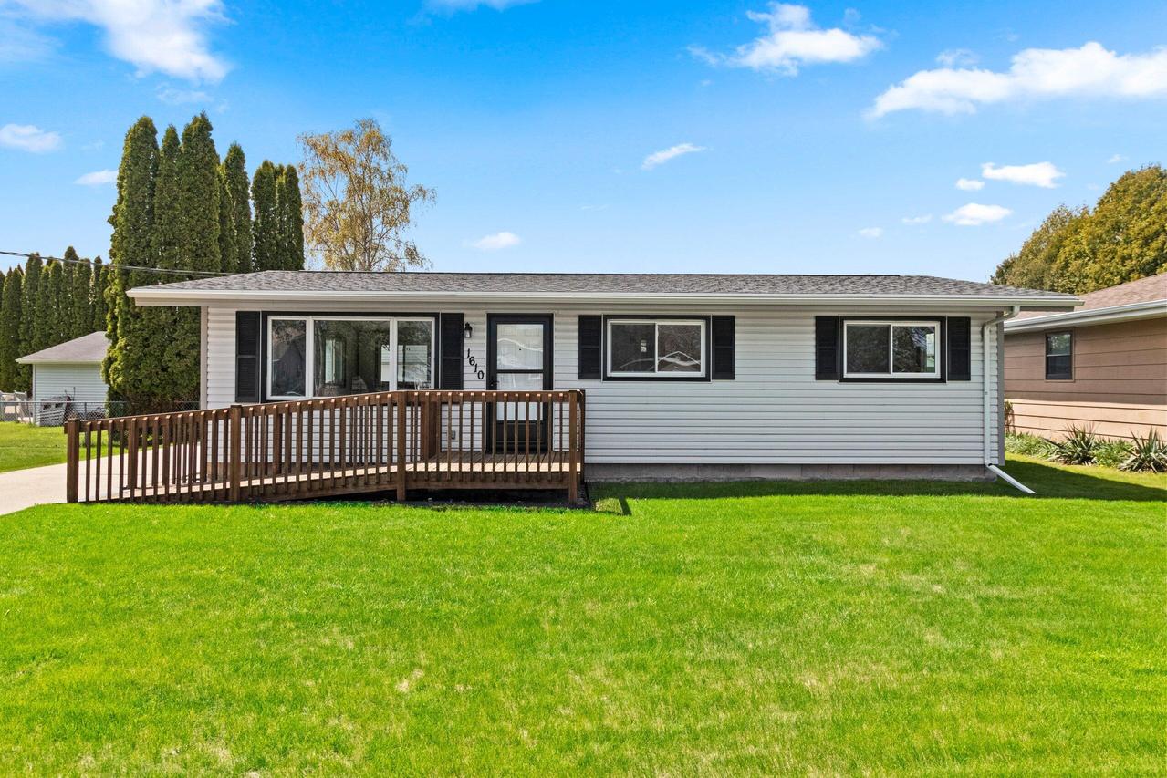 1610 Holly Dr, Manitowoc, WI 54220