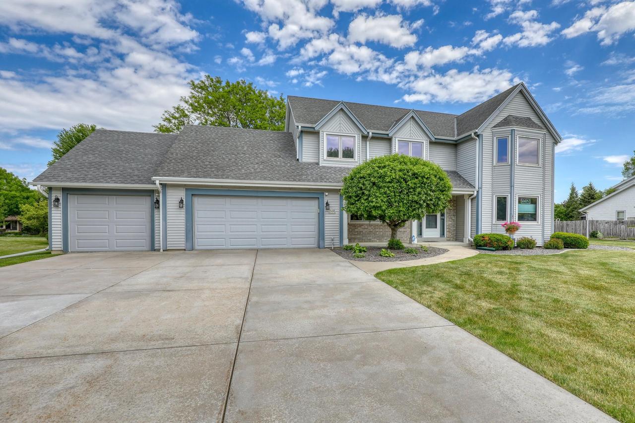 W146N6234 Wigwam Dr, Menomonee Falls, WI 53051