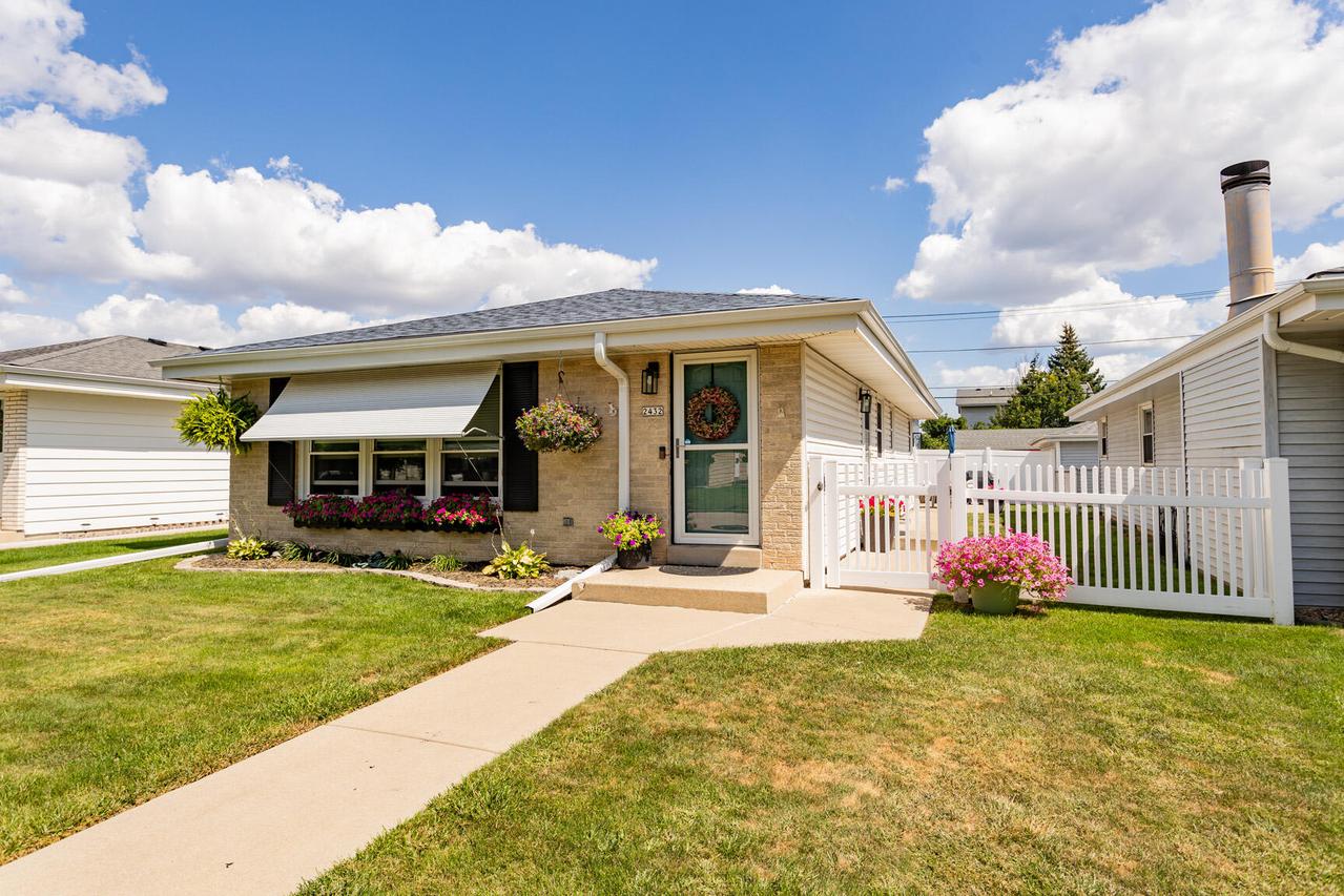 2432 S 109th St, West Allis, WI 53227