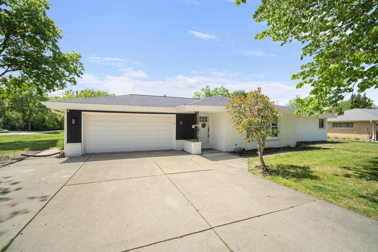 8001 W Whitaker Ave, Greenfield, WI 53220