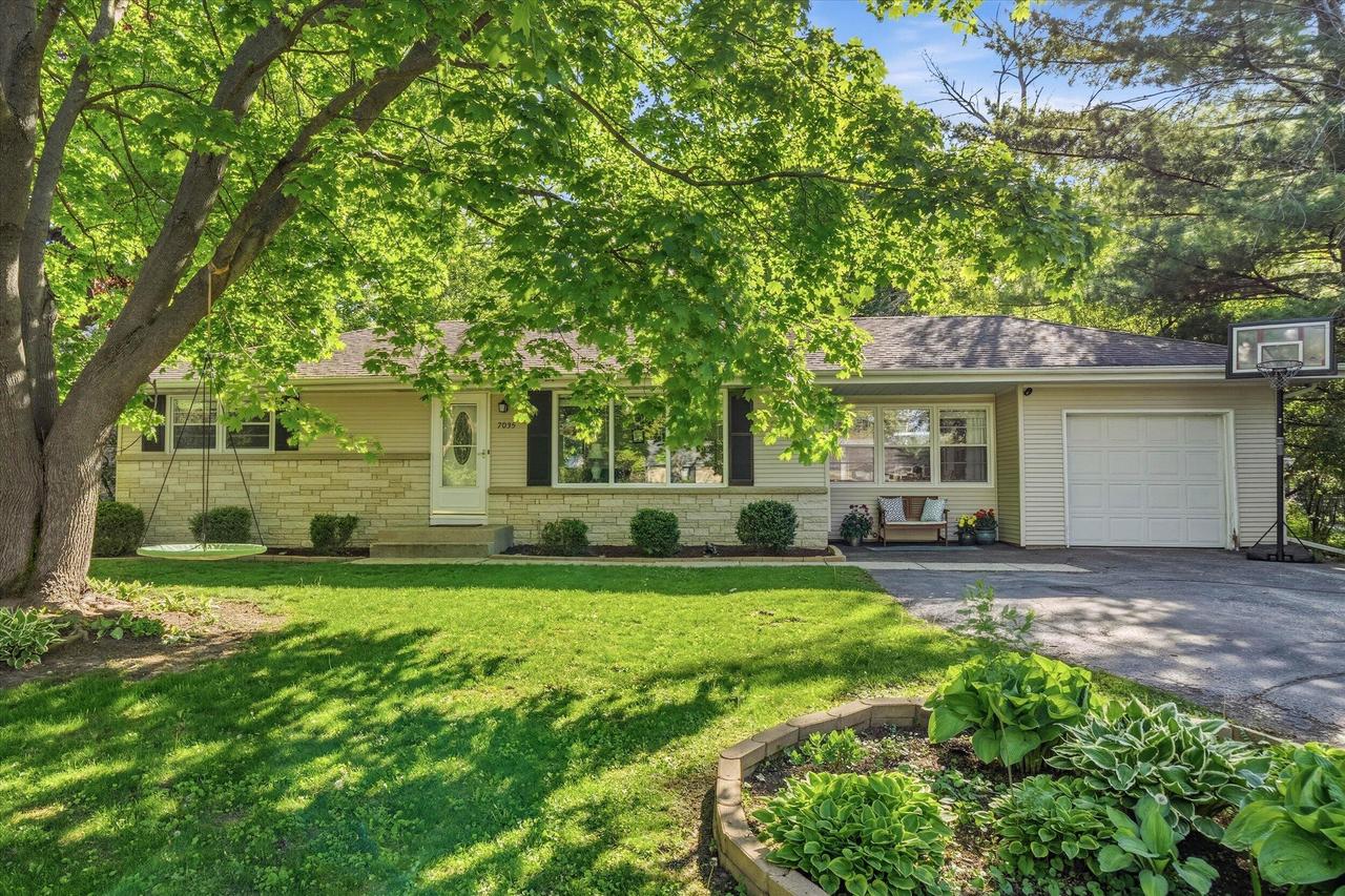 7035 N Rockledge Ave, Glendale, WI 53209