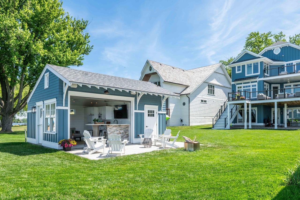 W267N2937 Peterson Dr, Pewaukee, WI 53072