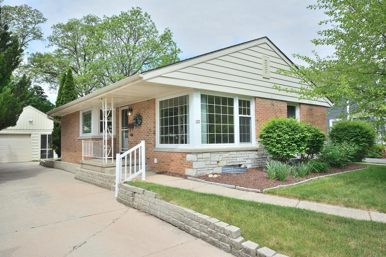 122 N Maple Ter, Oconomowoc, WI 53066