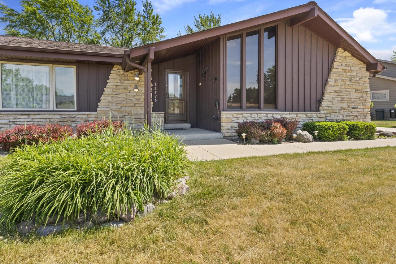 13885 W Crawford Dr, New Berlin, WI 53151