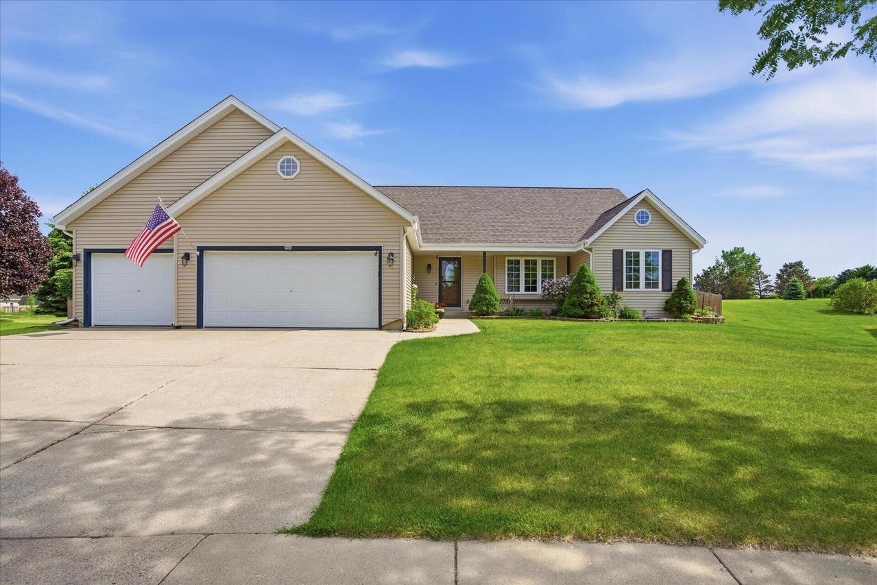 944 Bluebird Ct, Hartford, WI 53027