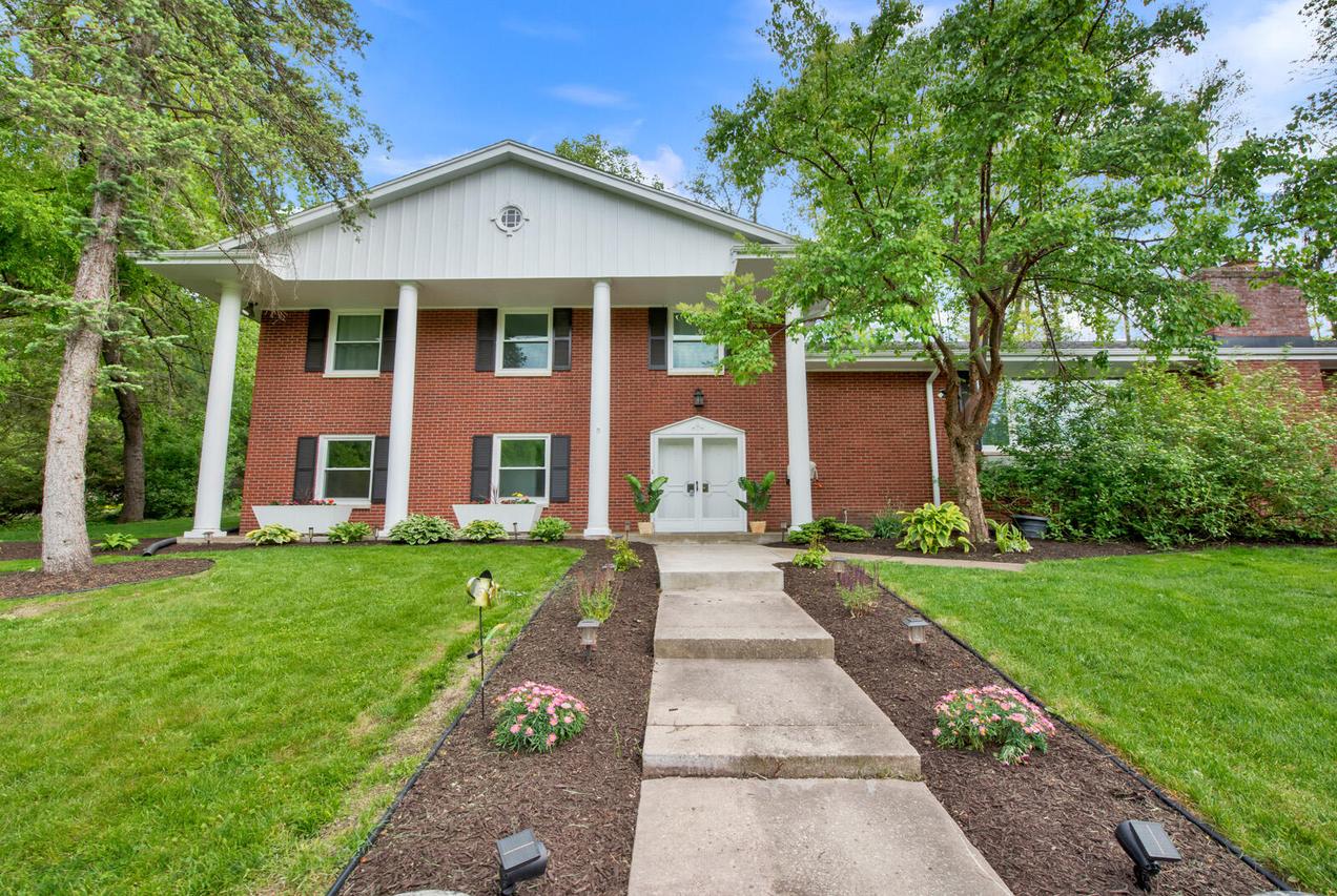 1435 Victoria Cir, Elm Grove, WI 53122