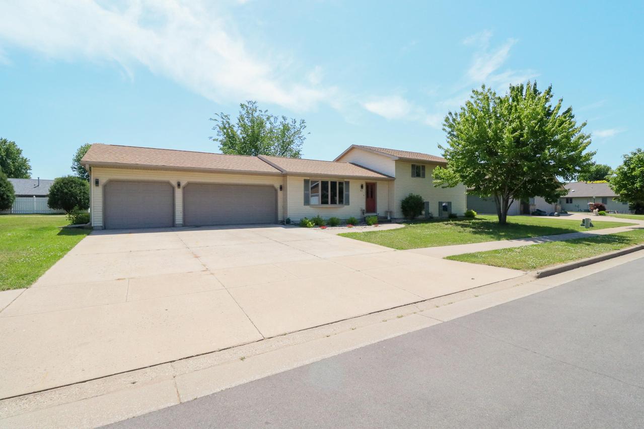 912 Packer Dr, Holmen, WI 54636
