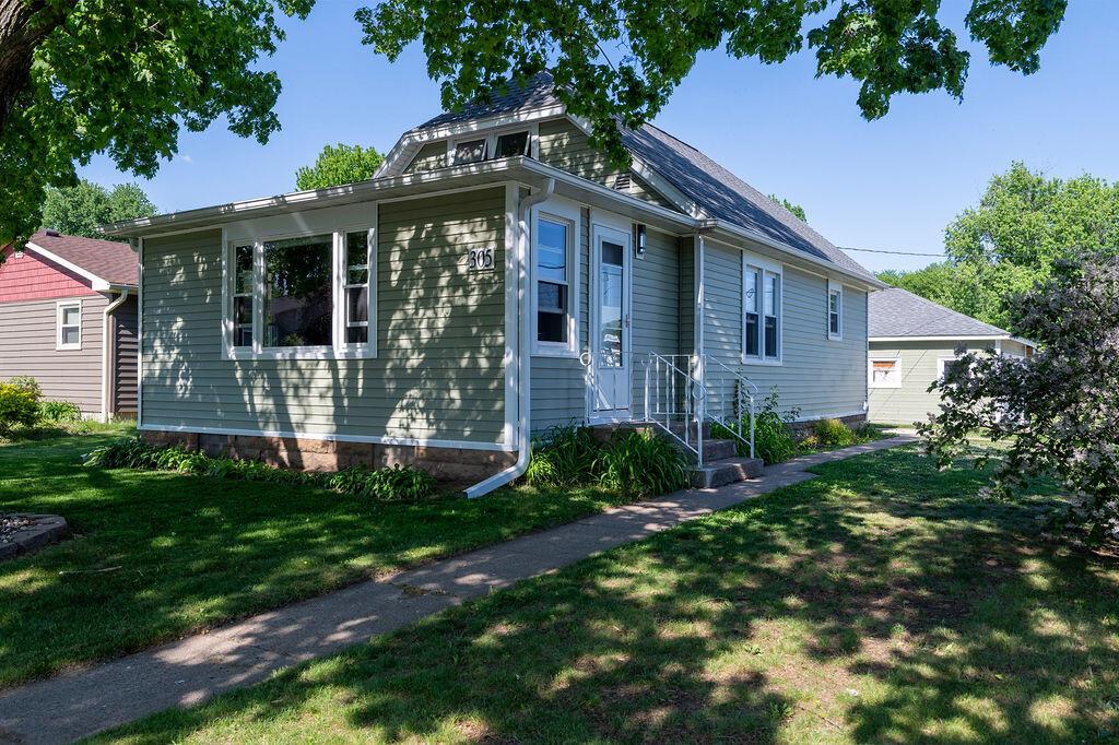 305 E 1st Ave, Holmen, WI 54636