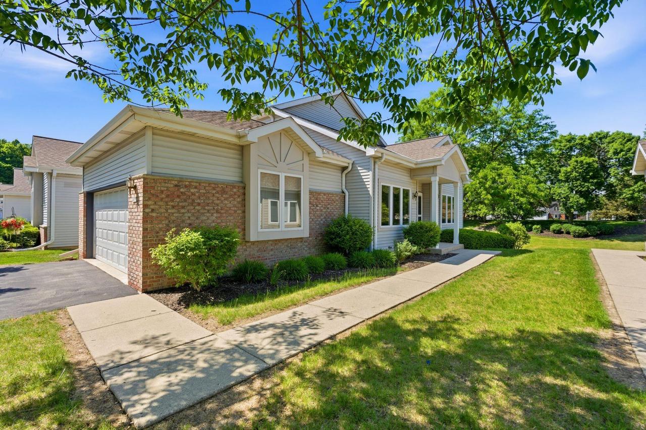 4650 S Forest Point, New Berlin, WI 53151