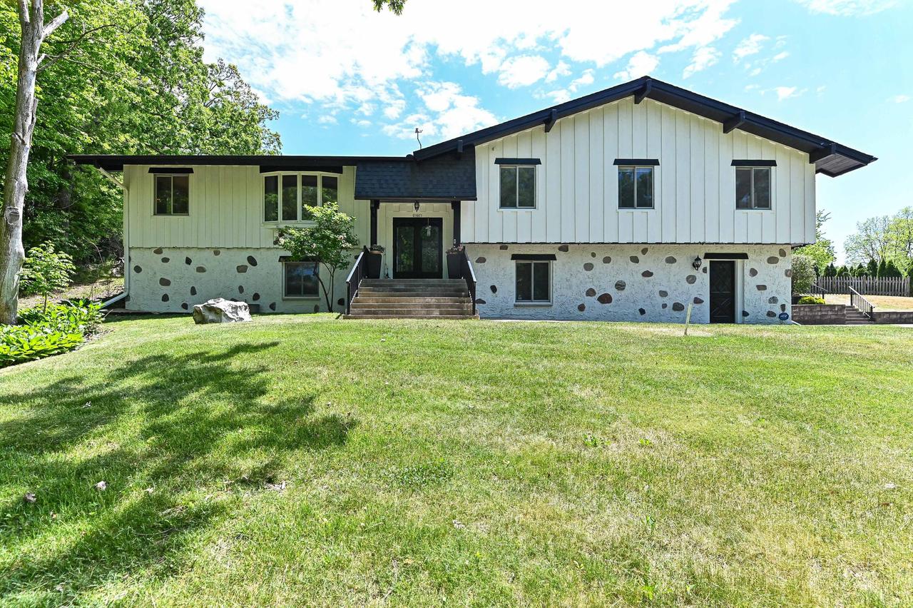 21601 W Lochinvar Ln, New Berlin, WI 53146