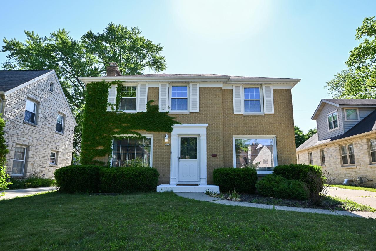 2416 N 91st St, Wauwatosa, WI 53226
