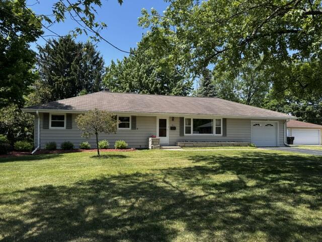 921 Robins Ln, Mukwonago, WI 53149