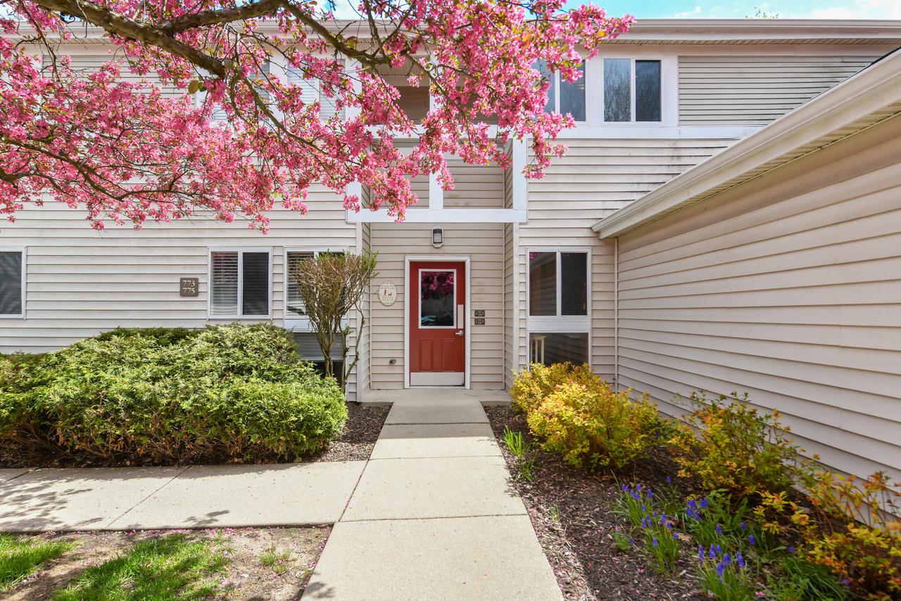 769 W Puetz Rd, Oak Creek, WI 53154