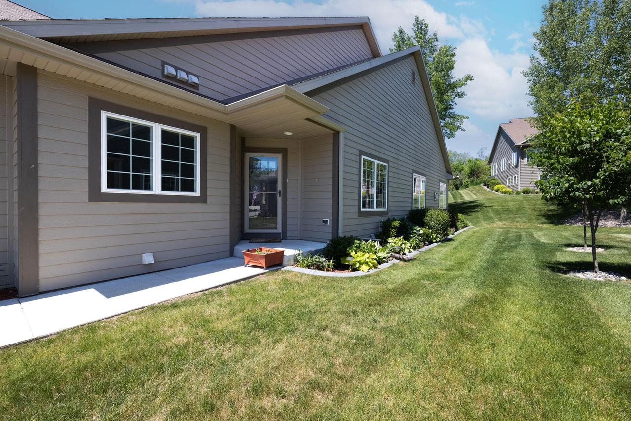 248 Lower Woodford Cir #17, West Bend, WI 53090