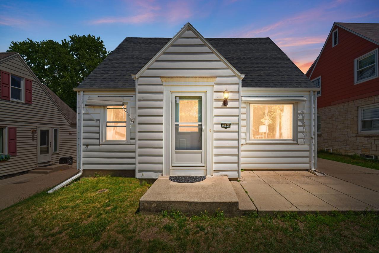 2144 S 98th St, West Allis, WI 53227